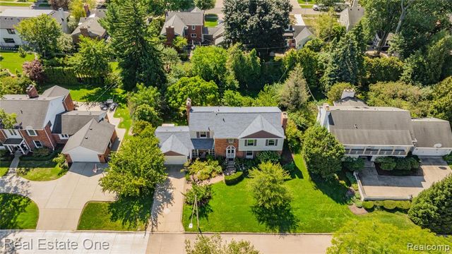 69 Willow Tree Place, Grosse Pointe Shores, MI 48236