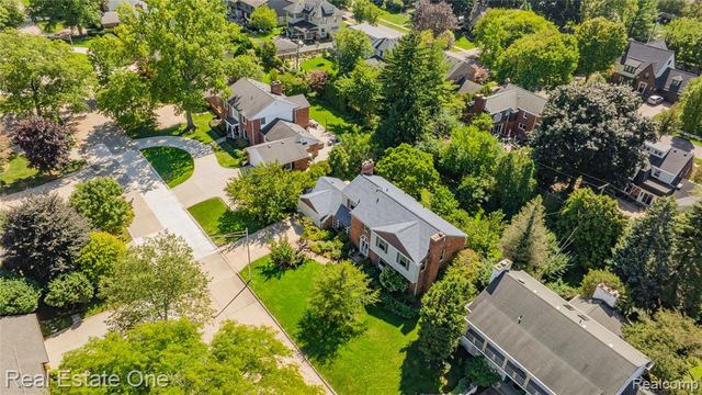 69 Willow Tree Place, Grosse Pointe Shores, MI 48236