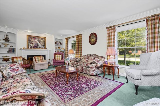 69 Willow Tree Place, Grosse Pointe Shores, MI 48236
