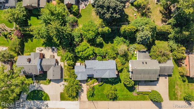 69 Willow Tree Place, Grosse Pointe Shores, MI 48236