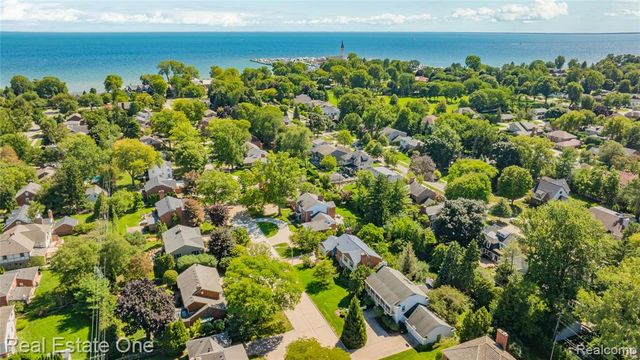 69 Willow Tree Place, Grosse Pointe Shores, MI 48236