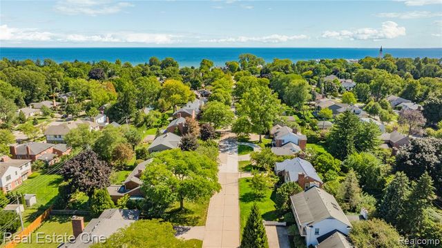 69 Willow Tree Place, Grosse Pointe Shores, MI 48236