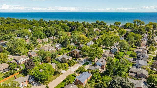 69 Willow Tree Place, Grosse Pointe Shores, MI 48236
