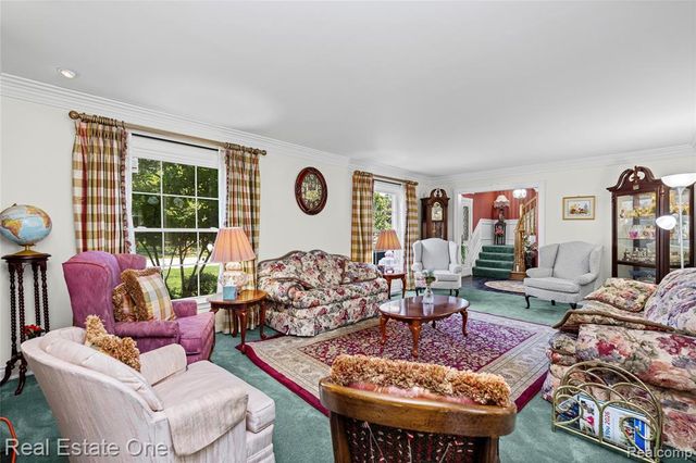69 Willow Tree Place, Grosse Pointe Shores, MI 48236