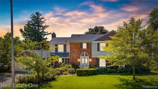 69 Willow Tree Place, Grosse Pointe Shores, MI 48236