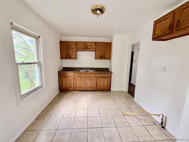 19447 Sunset Street, Detroit, MI 48234