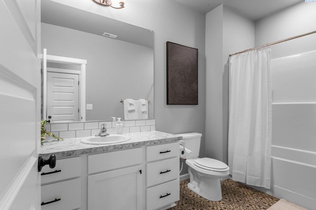 8205 Fernow St, West Richland, WA 99353