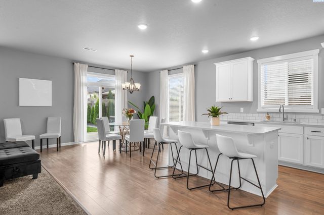 8205 Fernow St, West Richland, WA 99353