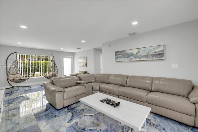 10350 SW 48th St 1, Miami, FL 33165
