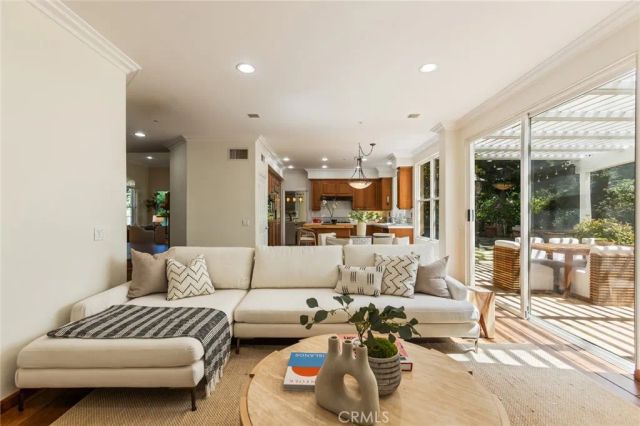 5985 Vista De La Luz, Woodland Hills, CA 91367