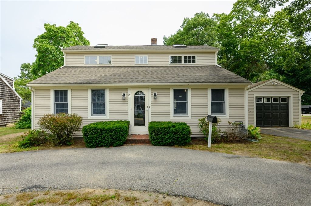 21 Pembroke St, Kingston, MA 02364