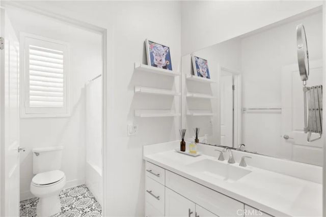 710 W Tribella Court, Santa Ana, CA 92703
