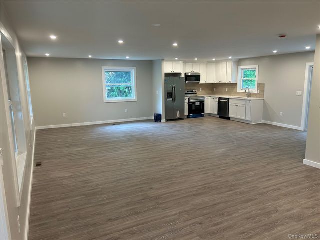 10 Diviesti Drive, Marlboro, NY 12542