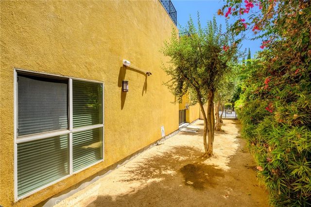 5521 Kester Avenue 23, Sherman Oaks, CA 91411