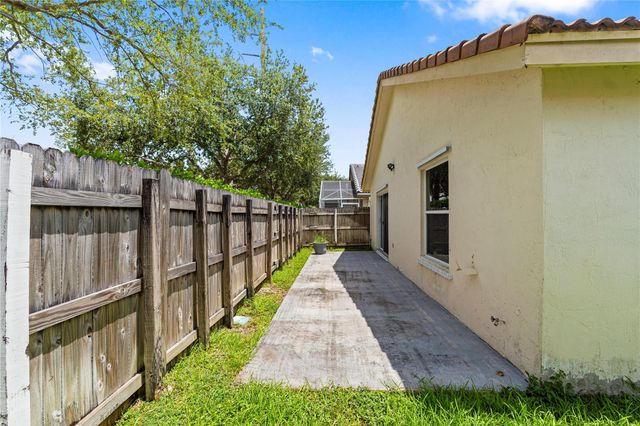 674 NW 183rd Way, Pembroke Pines, FL 33029