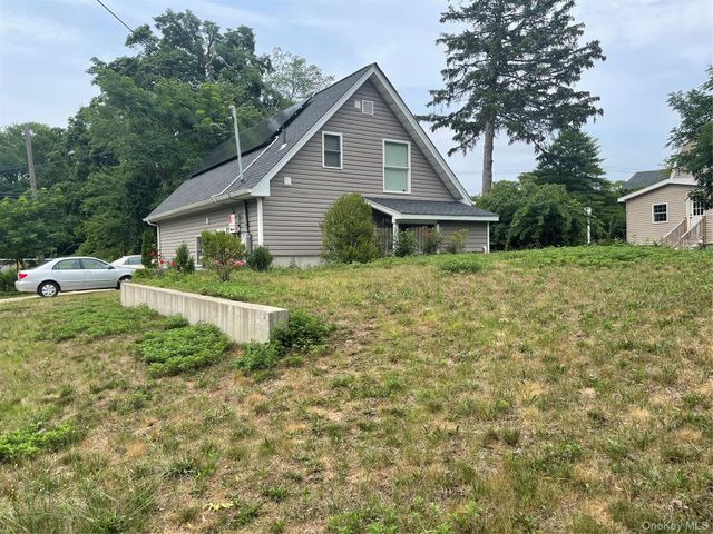 16 Oak Avenue, Riverhead, NY 11901