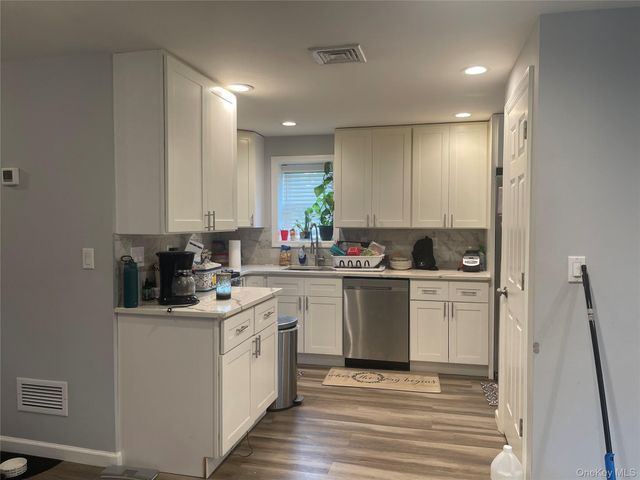 16 Oak Avenue, Riverhead, NY 11901