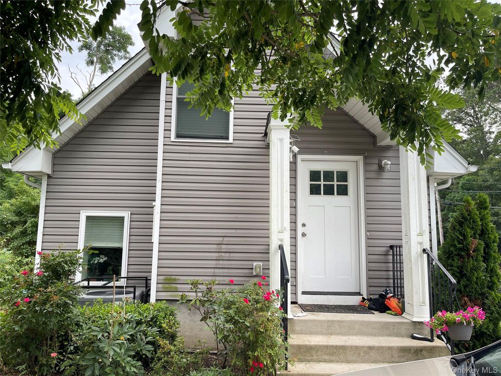 16 Oak Avenue, Riverhead, NY 11901