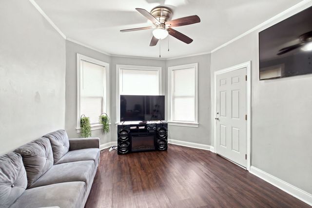 4833 W GLADYS Avenue, Chicago, IL 60644