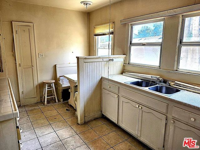 4260 S Figueroa Street, Los Angeles, CA 90037