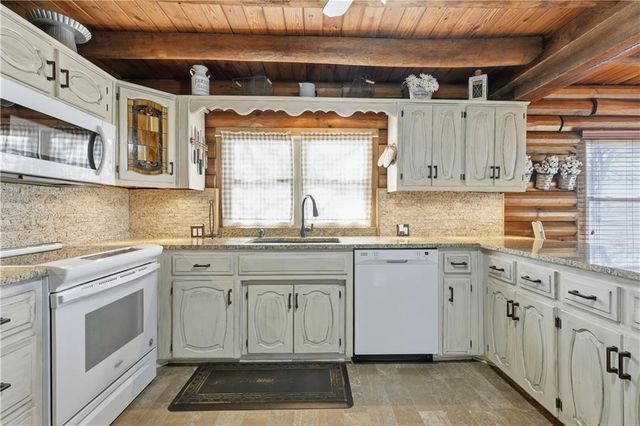 12703 N Robinhood Lane, Kansas City, MO 64164