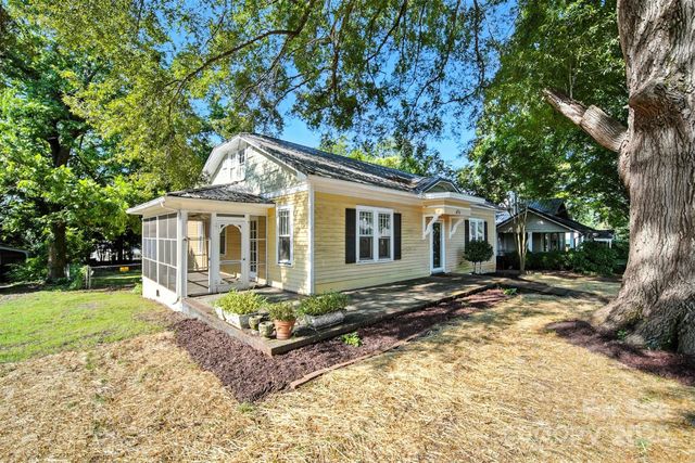 425 W 8th Street, Newton, NC 28658