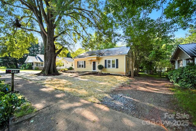 425 W 8th Street, Newton, NC 28658