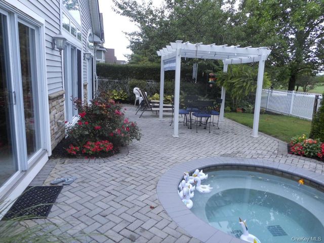 173 Hamlet Drive, Mount Sinai, NY 11766