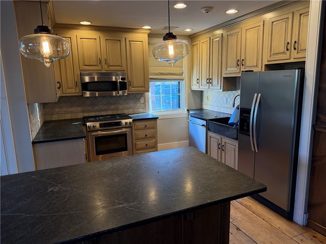 31 Bradford Street 1, Bristol, RI 02809