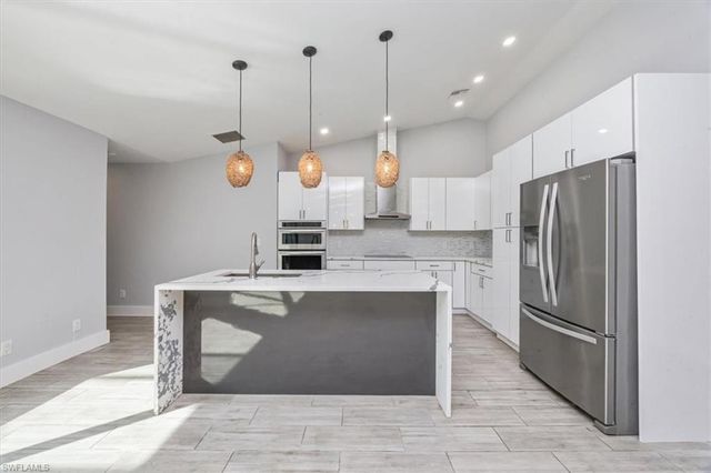 6161 Waxmyrtle WAY, Naples, FL 34109