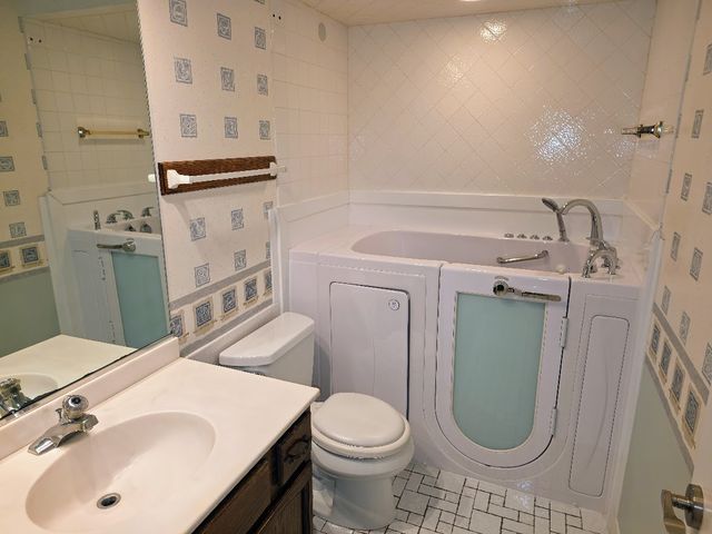 1S150 Spring Road 5B, Oakbrook Terrace, IL 60181