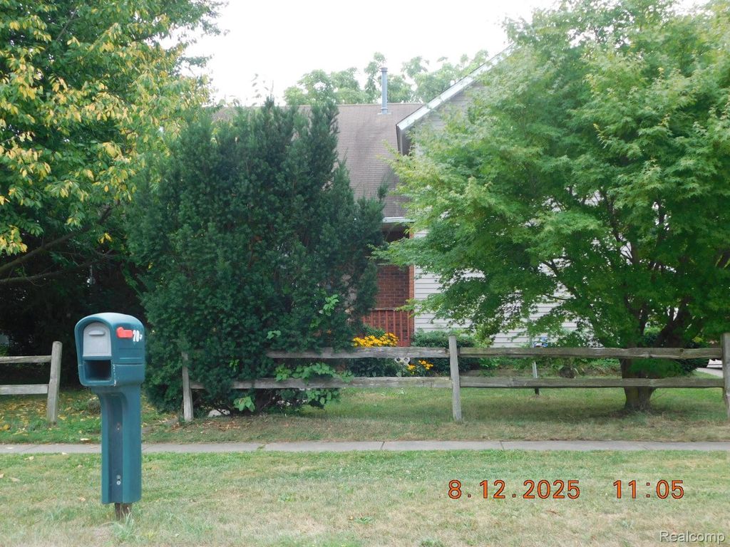 207 Garden Lane, Fowlerville Village, MI 48836