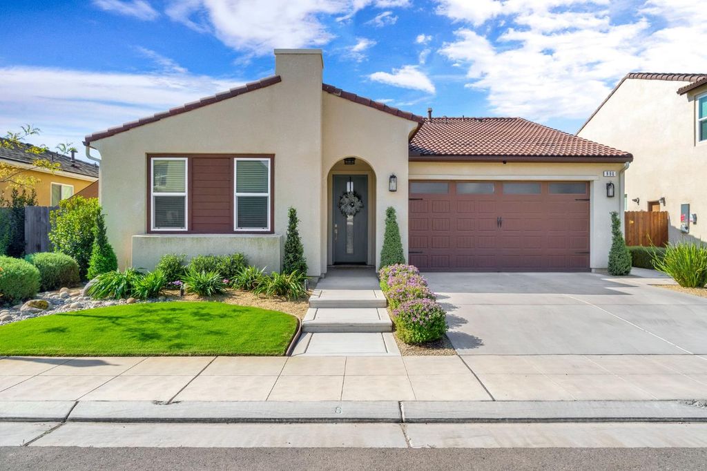994 Groveland Avenue W, Madera, CA 93636