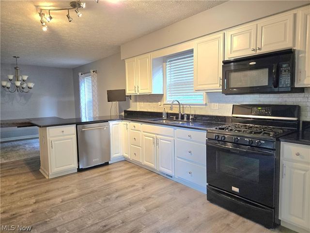1742 Steese Road, Green, OH 44685