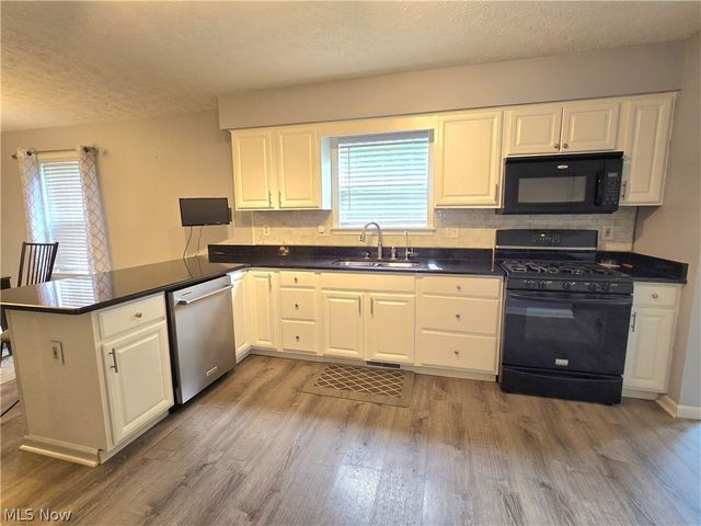 1742 Steese Road, Green, OH 44685