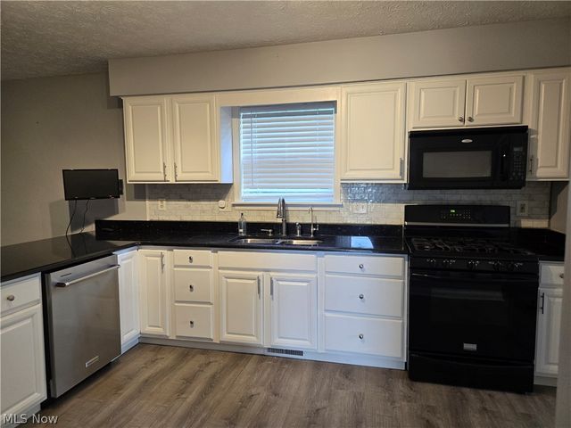 1742 Steese Road, Green, OH 44685