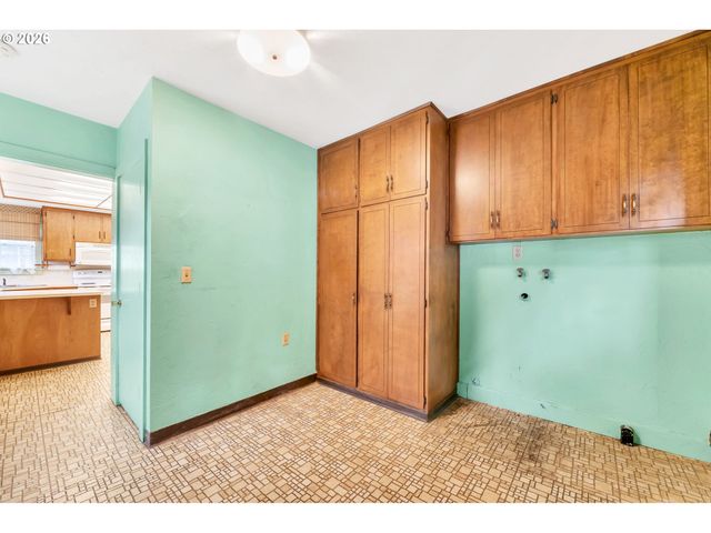 1521 GILHAM Rd, Eugene, OR 97401