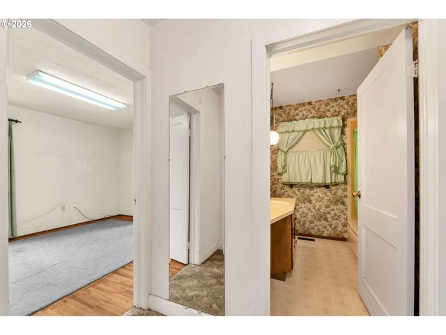 1521 GILHAM Rd, Eugene, OR 97401