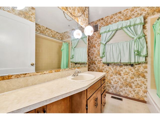 1521 GILHAM Rd, Eugene, OR 97401