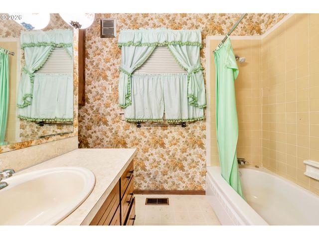 1521 GILHAM Rd, Eugene, OR 97401