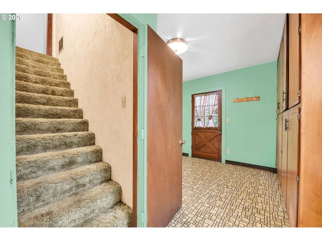 1521 GILHAM Rd, Eugene, OR 97401