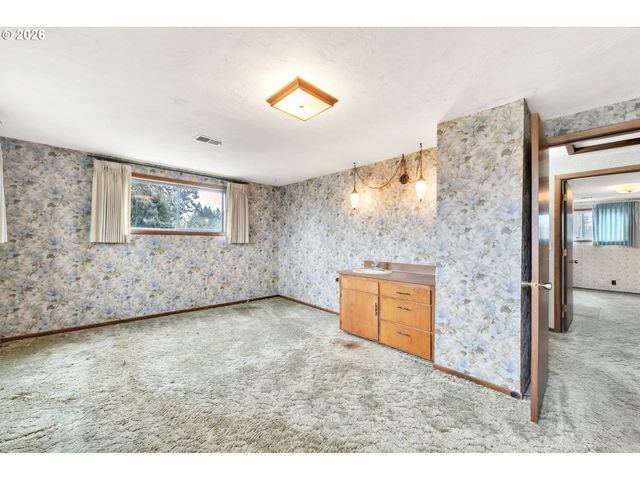 1521 GILHAM Rd, Eugene, OR 97401