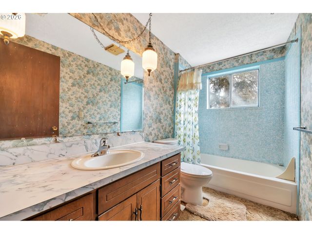 1521 GILHAM Rd, Eugene, OR 97401