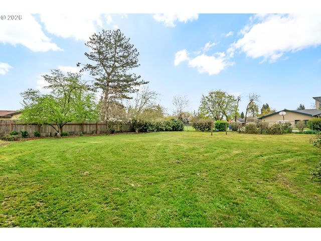 1521 GILHAM Rd, Eugene, OR 97401