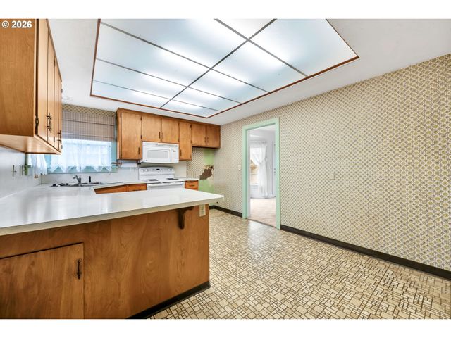 1521 GILHAM Rd, Eugene, OR 97401