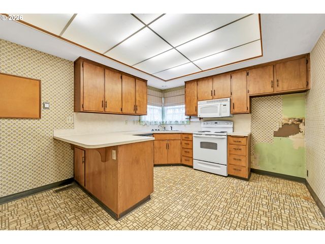 1521 GILHAM Rd, Eugene, OR 97401