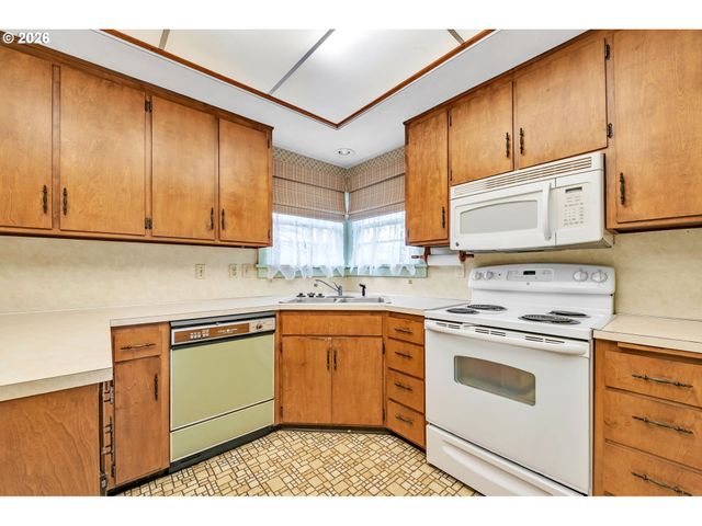 1521 GILHAM Rd, Eugene, OR 97401