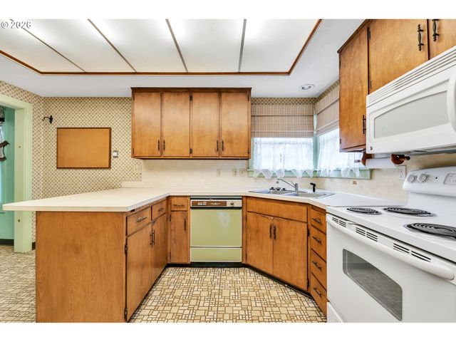 1521 GILHAM Rd, Eugene, OR 97401