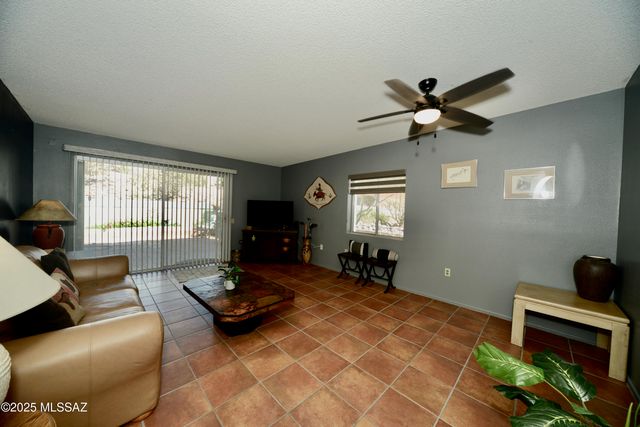 1360 W Camino Alicante, Green Valley, AZ 85622
