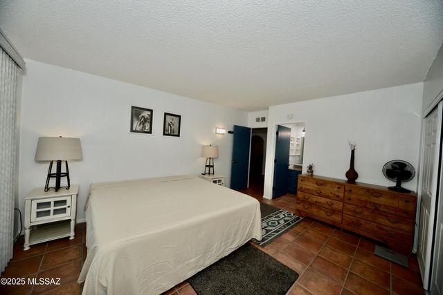 1360 W Camino Alicante, Green Valley, AZ 85622